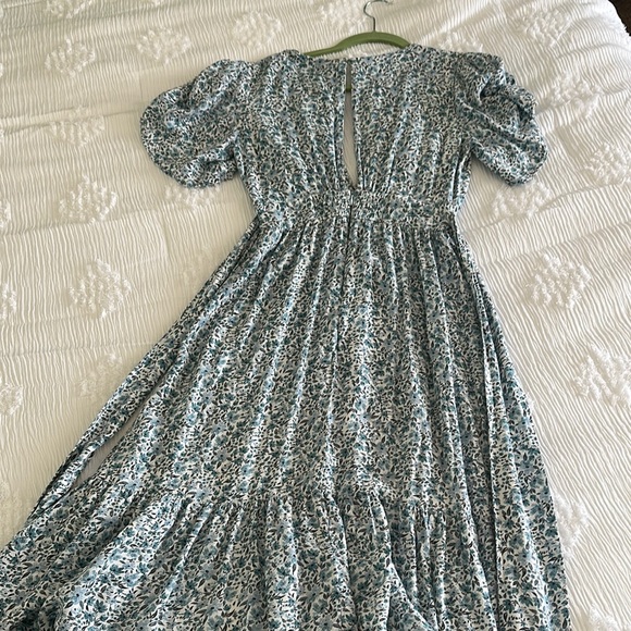 STILLWATER Chic Blue and White Floral Midi Dress with Plunging Neckline - Picture 3 of 12